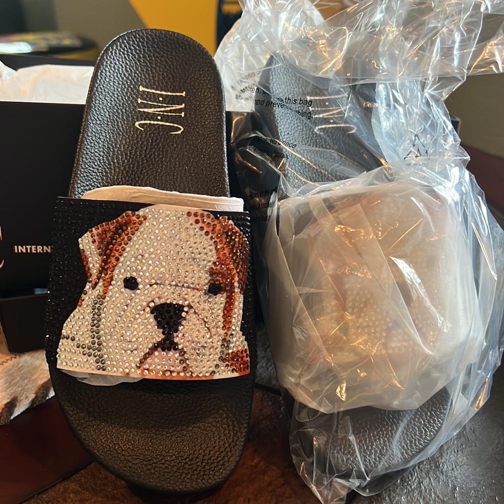 New in box INC  Bulldog size 5 rhinestone slides